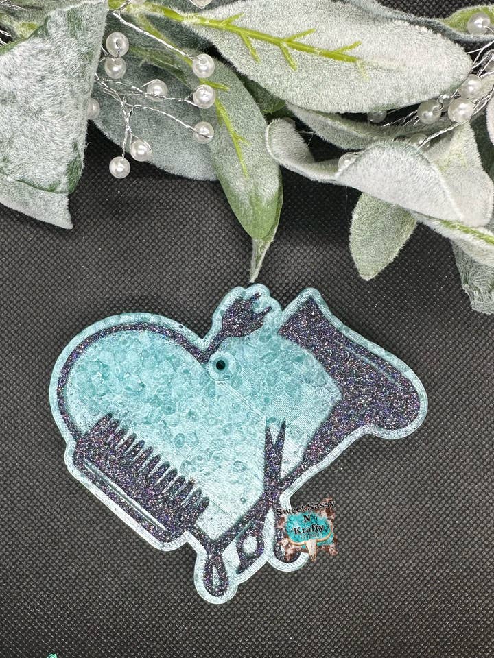 Haarstyling-Tools in Herzform Car Freshie für den Großhandel von Sweet Sassy N Krafty LLC