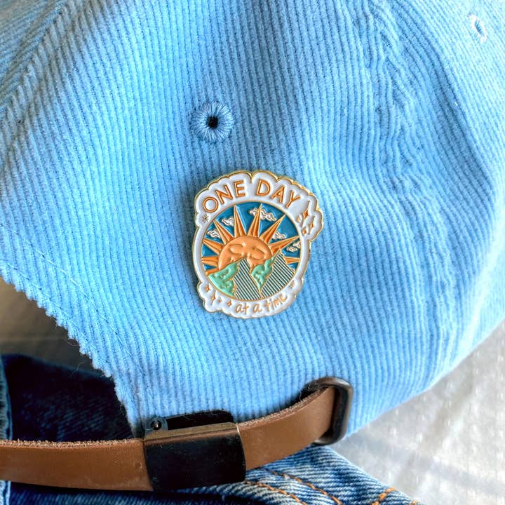 Luck and Lavender Studio - Vendita all'ingrosso Spilla da bavero - Spilla smaltata un giorno alla volta1