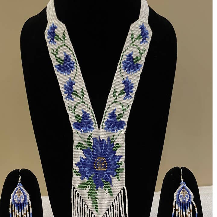 House of Kraft Jewelry & Accessories - Vendita all'ingrosso Parure di gioielli - Set di Gioielli Floreali | Gioielli con Perline | Gioielli Bianchi e Blu1