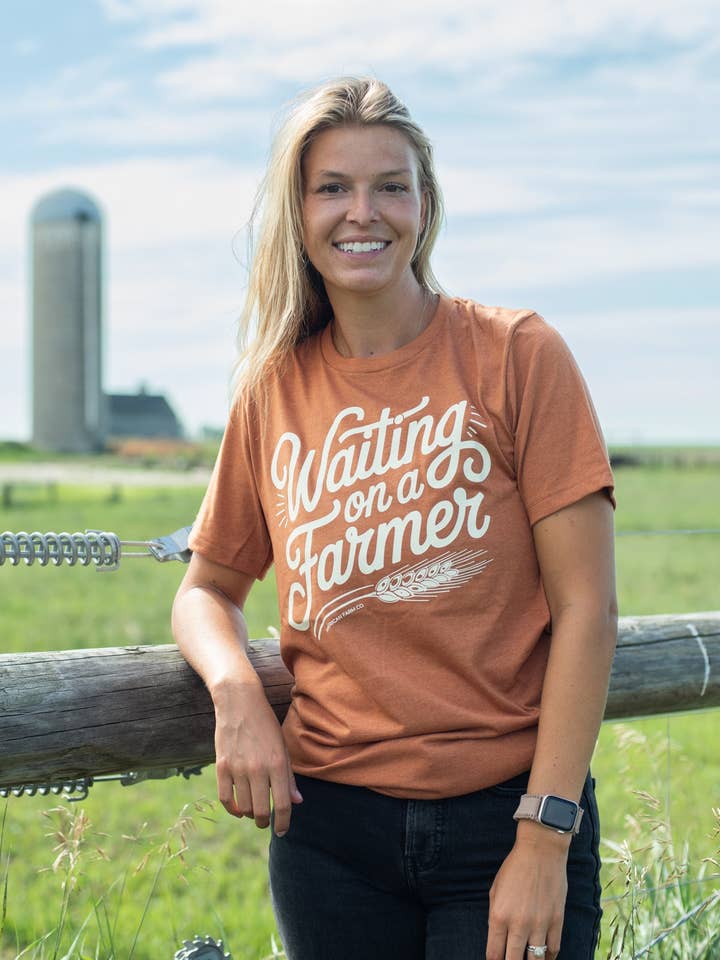 Camiseta Gráfica Rústica 'À Espera de um Agricultor' Ocidental por atacado de American Farm Company