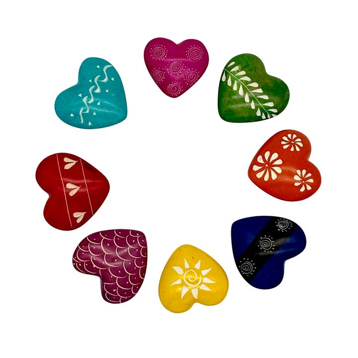 Stéatite - Petits cœurs plats gravés pour la vente par Mondo Trading Company
