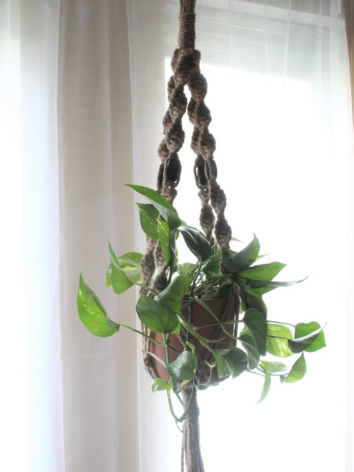 Cintre de plantes moyennes à grandes perles espresso en jute pour la vente par The Crafty Glammie