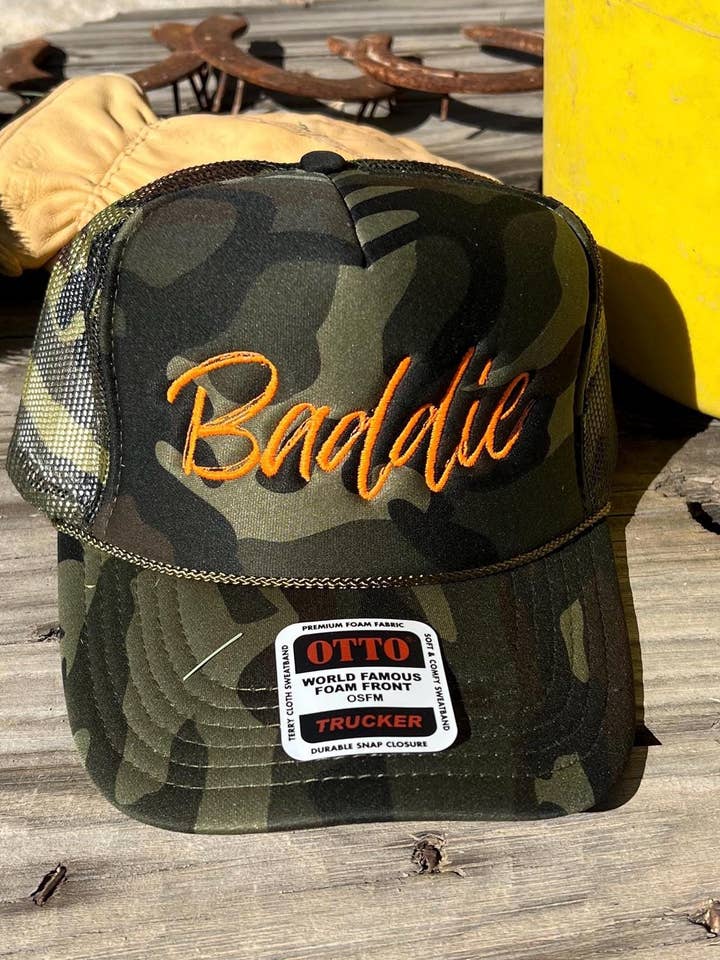 Baddie Broderet Skum Trucker Kasket for engroshandel hos Set Apart Hat Co.