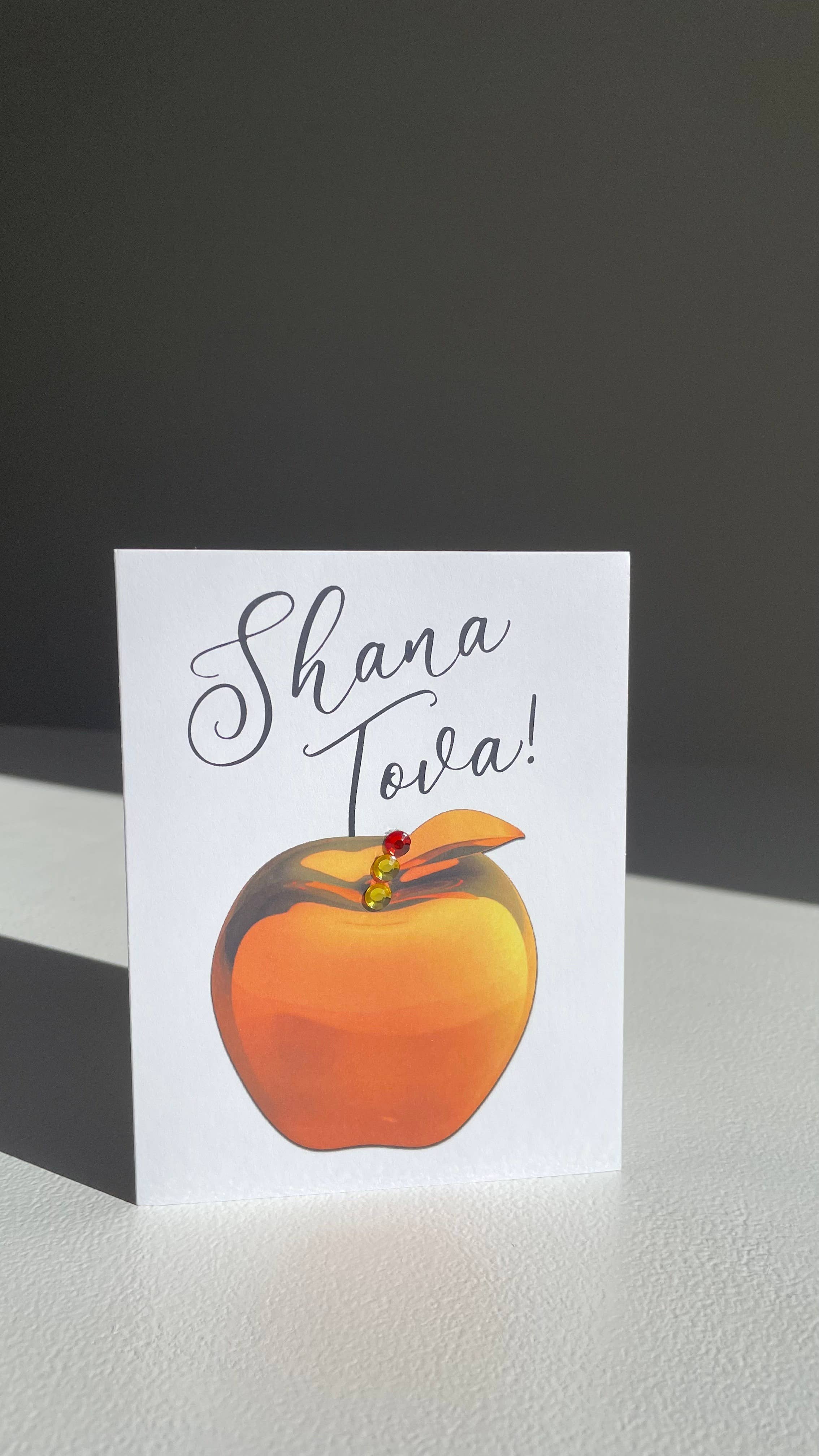 Russell Jeffery Design by Off By Heart Design - Wholesale Rosh Hashanah-kaartje - Shana Tova! Rosh Hashanah Gouden Appel Kaart Zwart Schrift3