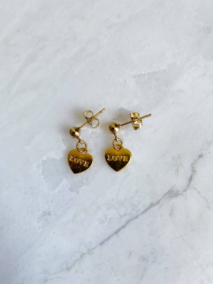 Guld kærlighedshjerte charm øreringe • Romantisk gave til hende for engroshandel hos Salt & Pine