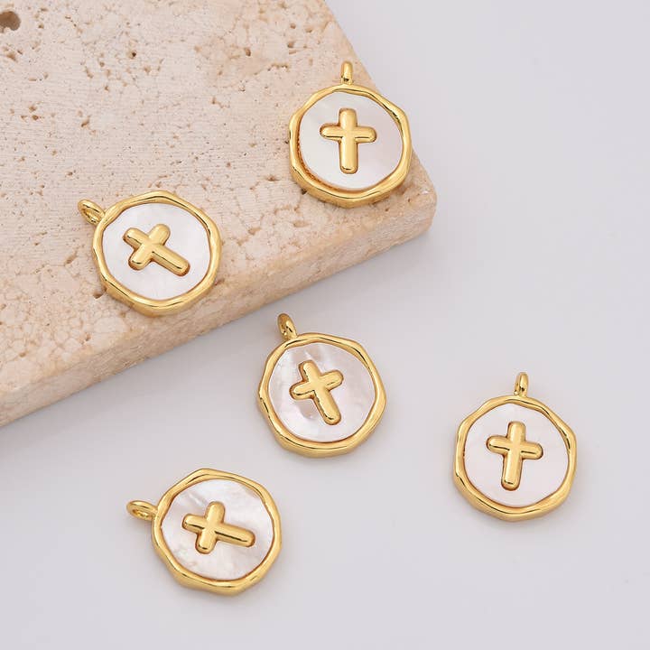 Goudgevulde kruisbedel met parelmoerinleg, CP2238 voor wholesale door Beads Creation