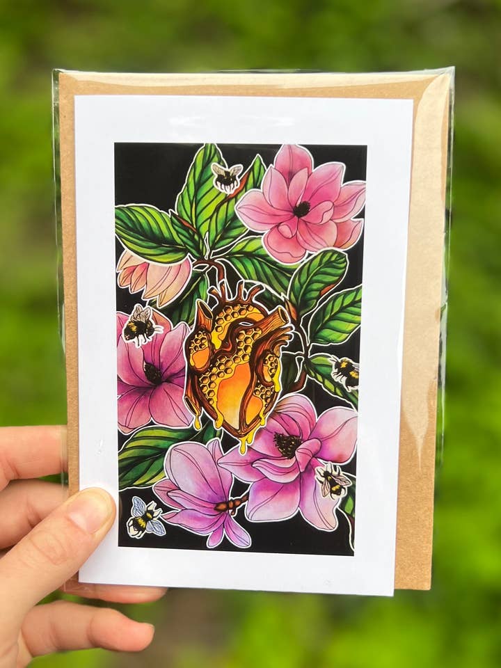 Honigwabenherz auf schwarzer Karte für den Großhandel von Meg Paints Hearts