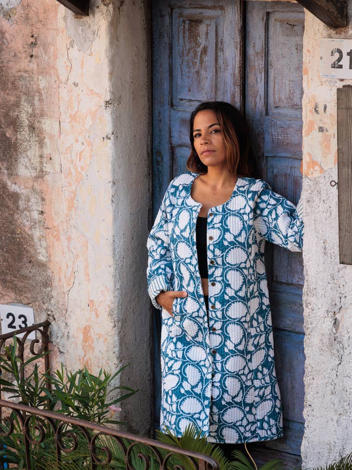 Manteau Daya matelassé midi ~ Lotus bleu pour la vente par Devi Shop