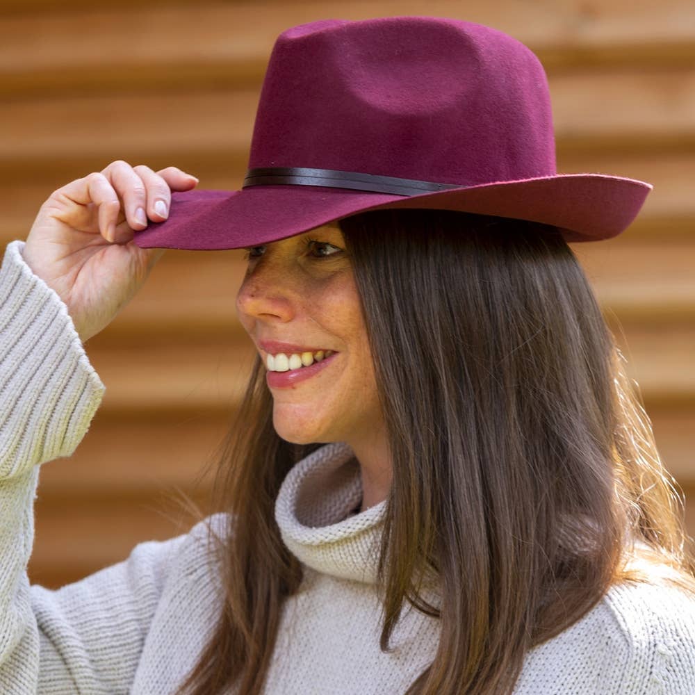 TRAVAUX EN COURS... – Großhandel Fedora-Hut – Damen – Filzhut mit Lederband und rohem Rand27
