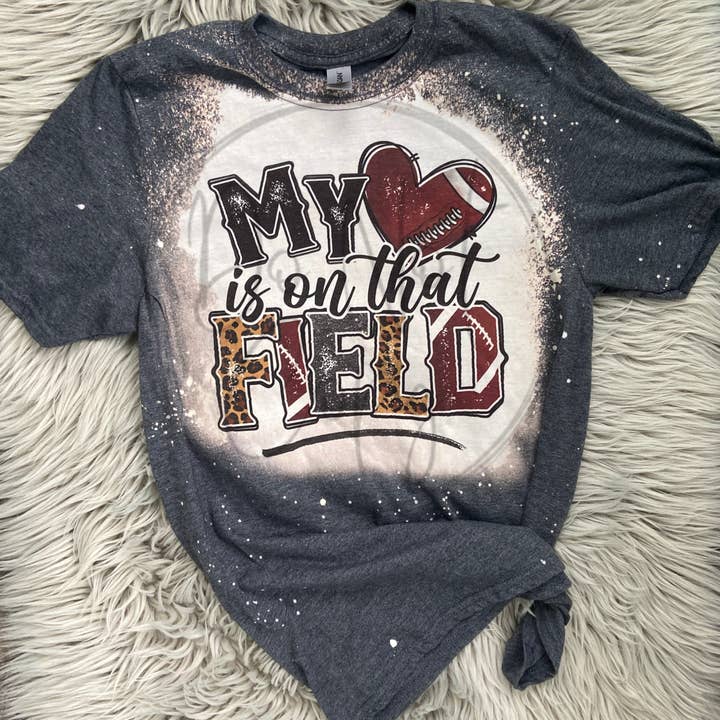 Camiseta desgastada blanqueada con texto en inglés «My Heart Is On That Field» para venta al por mayor de Antisocial Designs