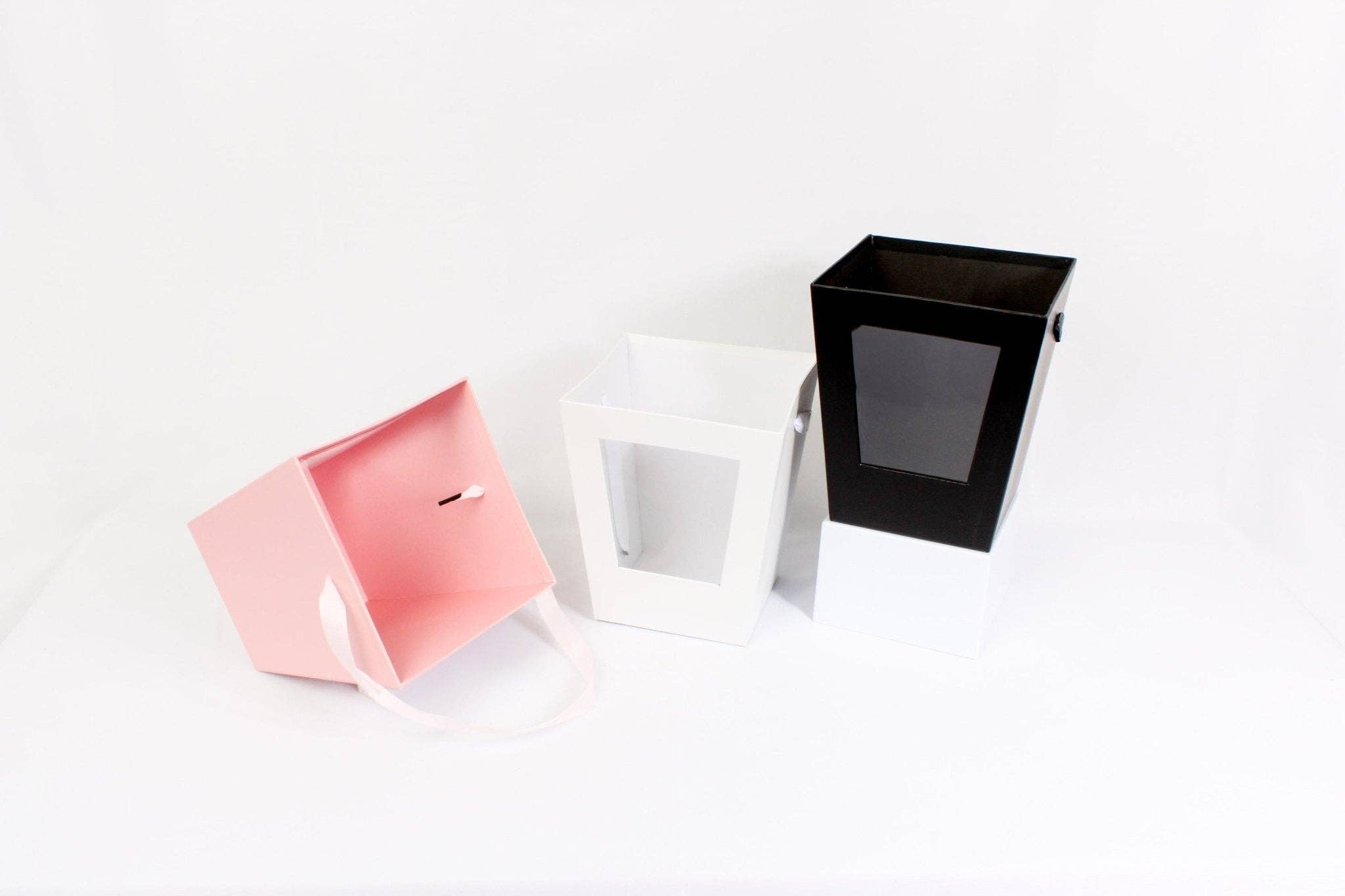 Elegant Design Supply - Wholesale Geschenkdoosje - Stijve draagtas met trapeziumvormig raam en bloemen5