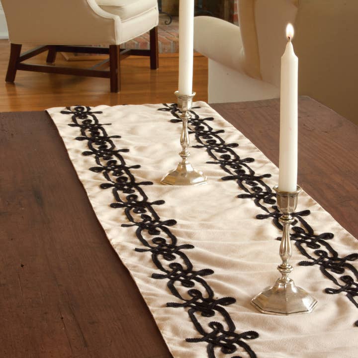 Chemin de table Hampton Court 13x72 en polyester crème pour la vente par Heritage Lace