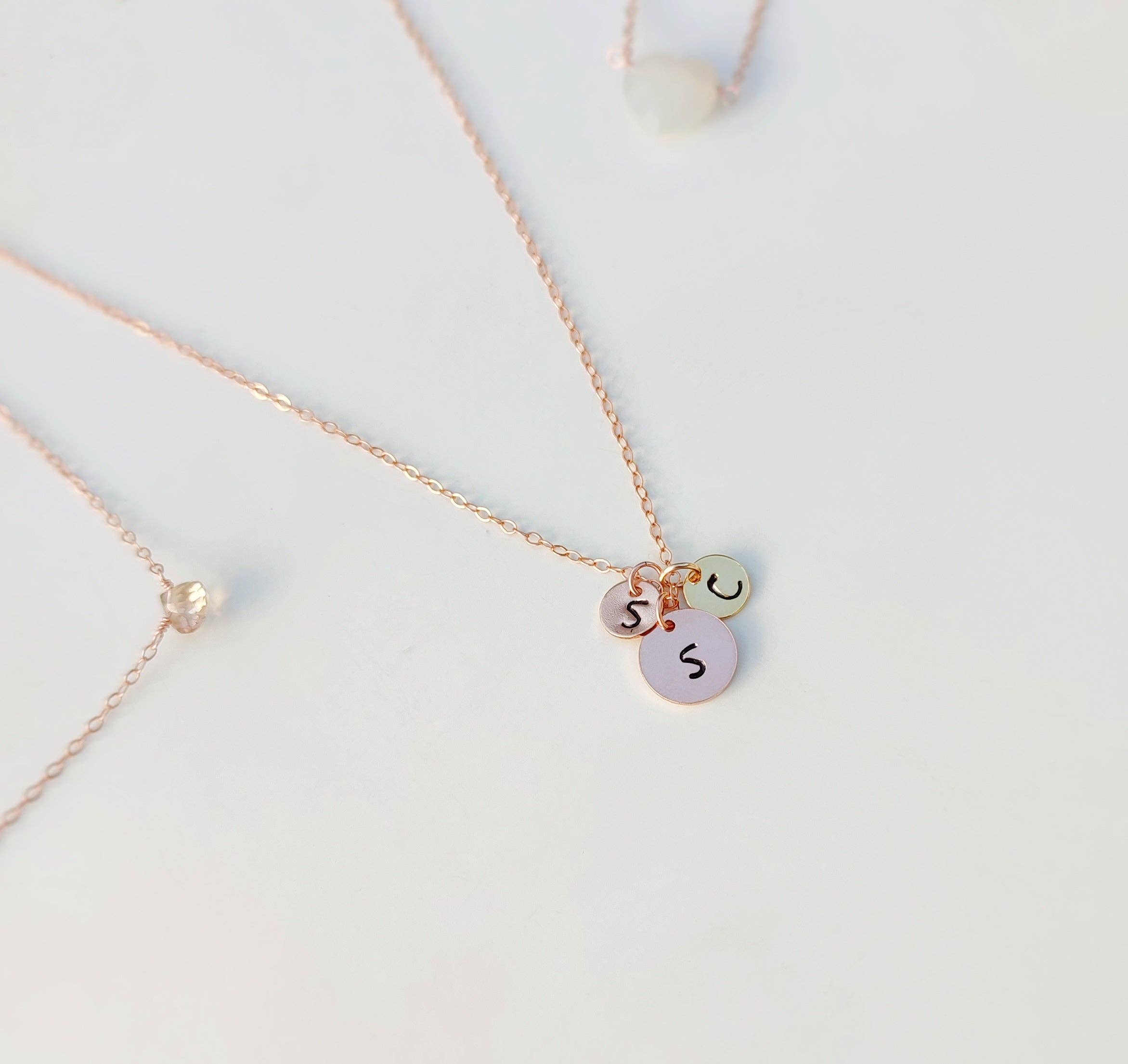 SEQAY – Großhandel Individueller Charm/Anhänger – Personalisierte Roségold Filled Plättchen Anhänger mit Initialen3