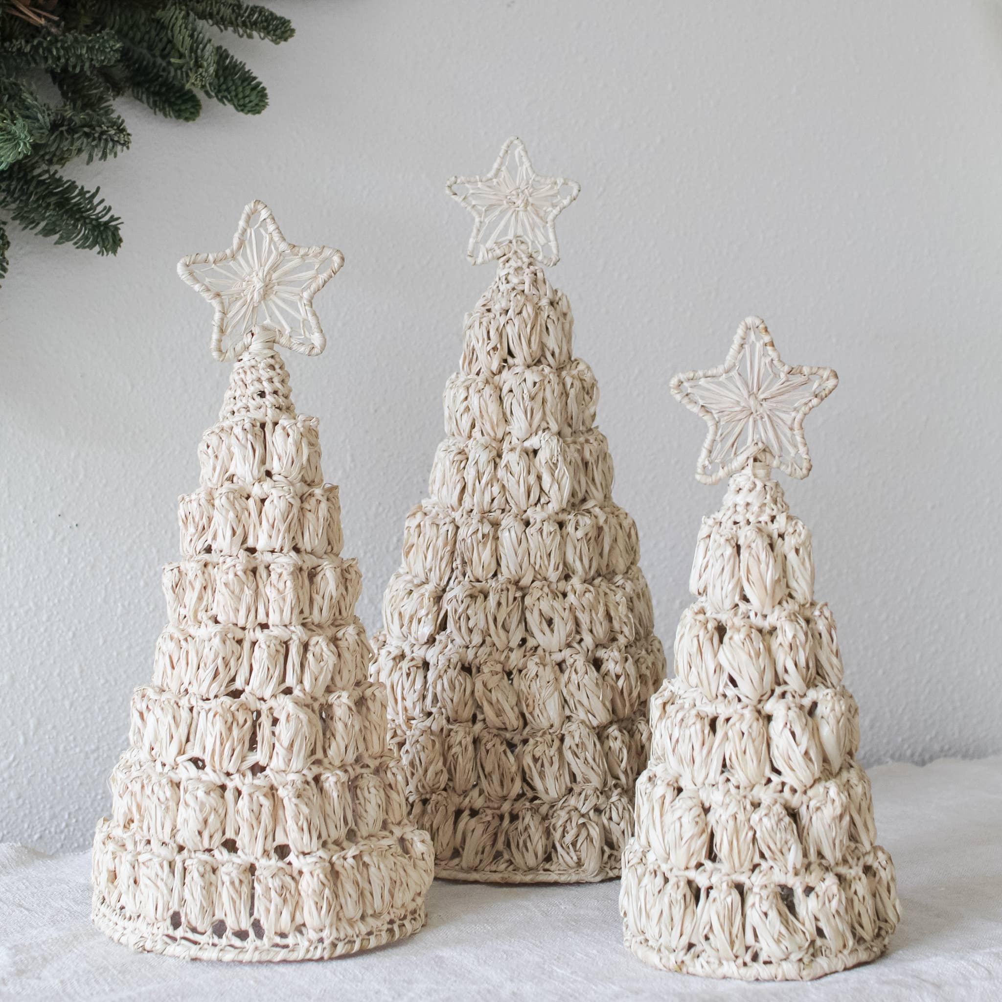 Dekorasyon Gifts  Decor - Venta al por mayor Decoración navideña - Árbol en forma de cono Kayla Abaca con estrella (natural)0