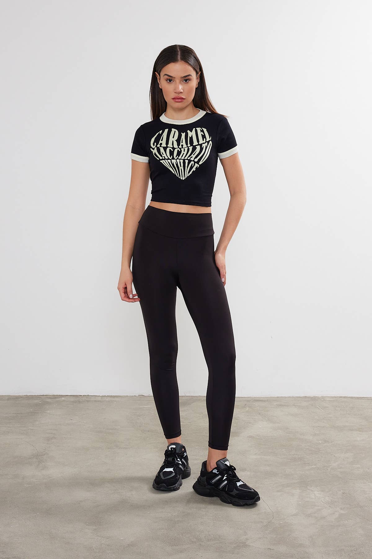 VAV NEW YORK – T-shirt estampada - Mulher por atacado – T-shirt de mulher com estampa de coração cortado Crop Top com estampa de coração12