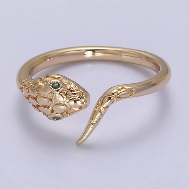 Bague délicate en forme de tête de serpent dorée avec œil en zircone cubique verte pour la vente par Aim Eternal