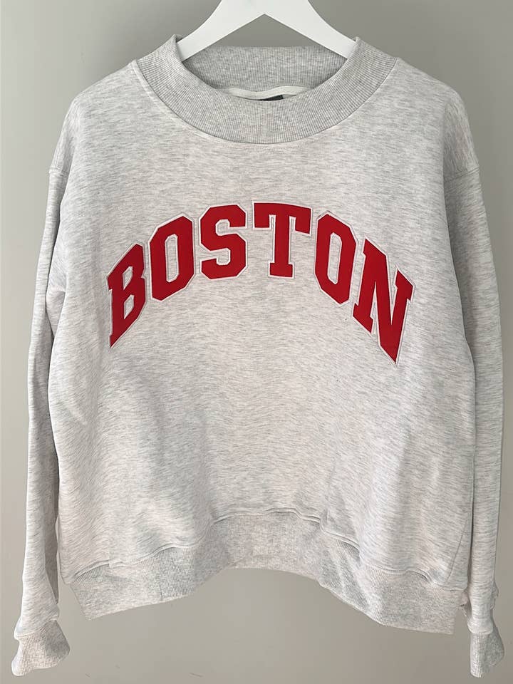 Collo Alto Ricamato Boston per la vendita all'ingrosso da parte di shopvibesclothing