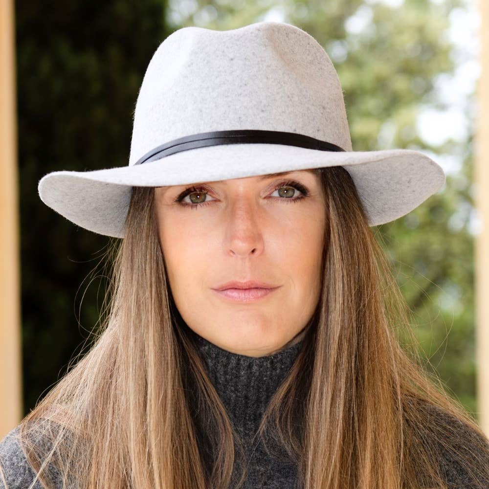 TRAVAUX EN COURS... – Großhandel Fedora-Hut – Damen – Filzhut mit Lederband und rohem Rand15