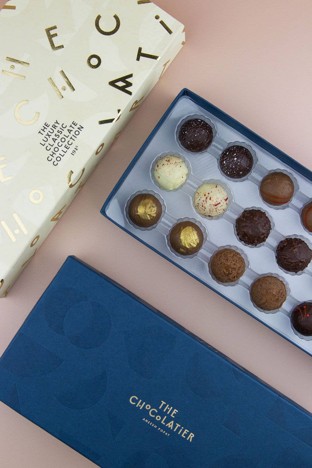 The Chocolatier - Wholesale Chocolate Box - THE LUXURY
CLASSIC COLLECTION
18 WATER GANACHES & PRALINES2