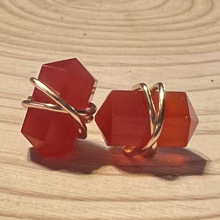 Orecchini con Gemme Avvolte in Filo - Corniola e Riempimento in Oro 14k per la vendita all'ingrosso da parte di forest & fog