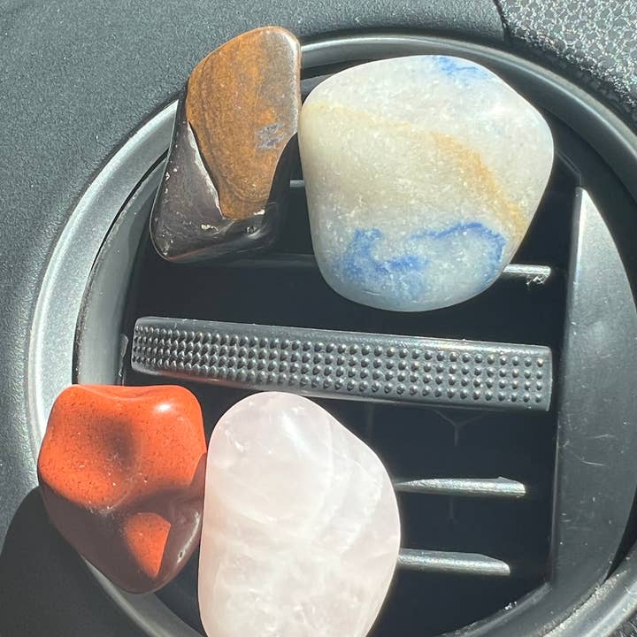 Crystals of the Mines LLC - Vente Pierre et cristal de spiritualité - Assortiment de pinces pour grille d'aération de voiture en cristal brut et poli3