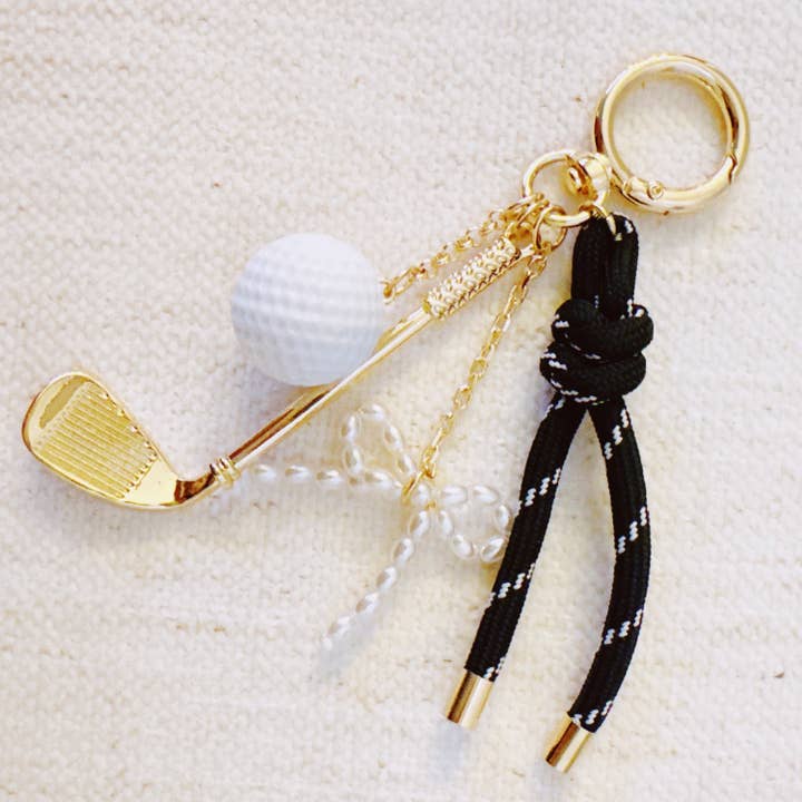 Pendentif de Sac de Golf Par Tee – Accent Chic Or et Vert Forêt avec Charms de Club de Golf et Balle pour la vente par Ellison+Young