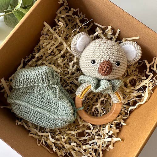 Baby Koala Rangle og Håndlavede Støvletter Gavesæt for engroshandel hos THE CROCHET DOLLS LIMITED