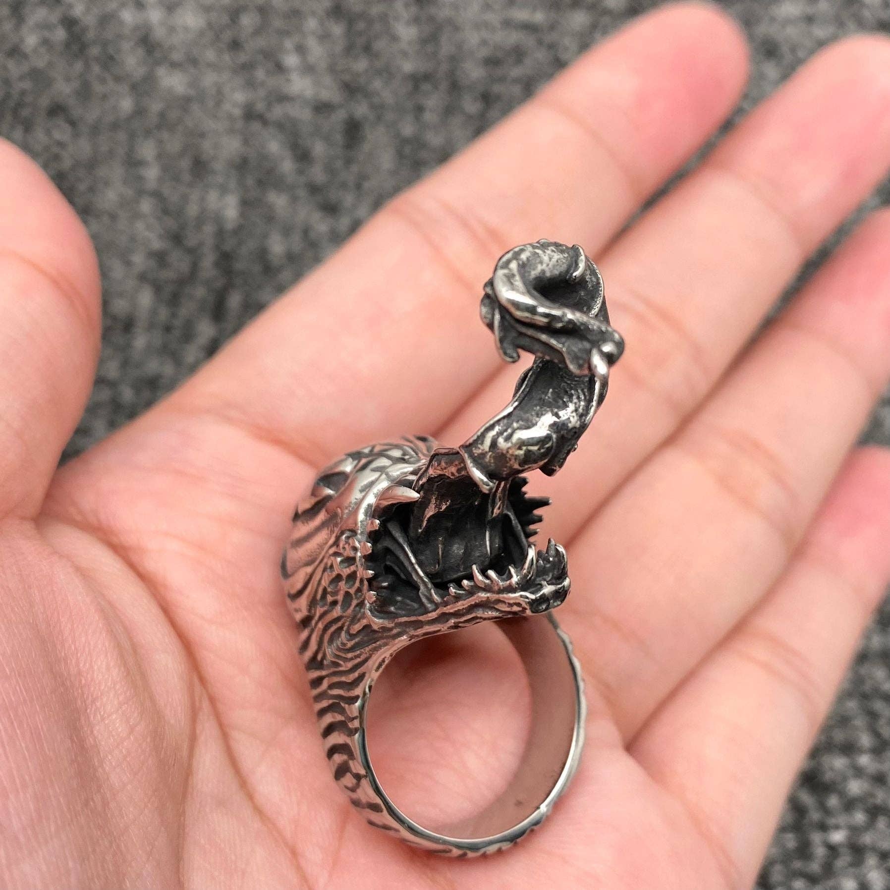 Mio Queena – wholesale Cocktail/statement ring – Venom Long Tongue Stainless Steel Ring - MJ/MR3