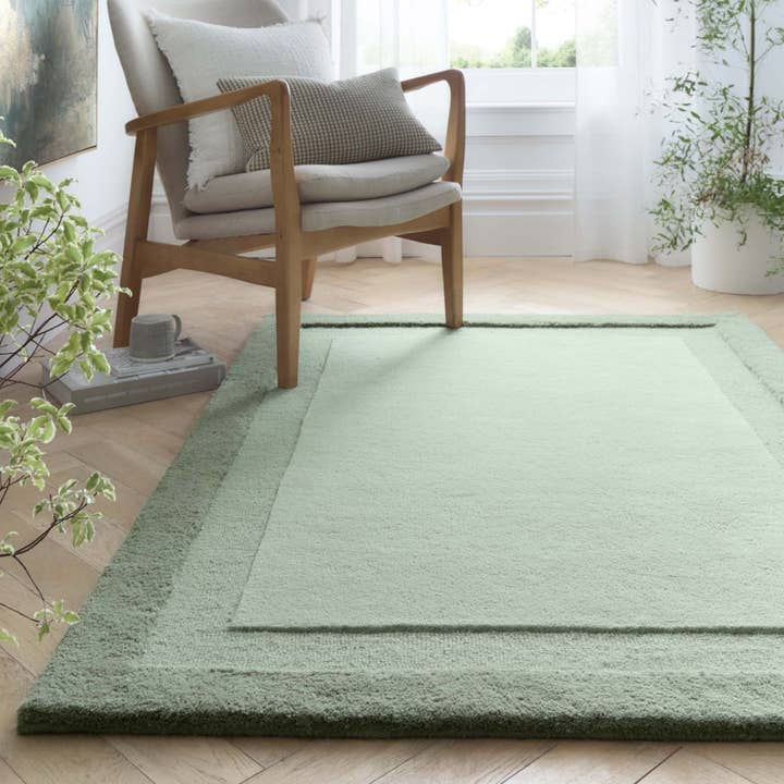 Tapis en laine Origins à bord superposé, vert doux pour la vente par Phoenox Textiles