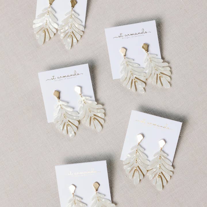 St Armands Designs of Sarasota - Vente Boucles d'oreilles pendantes - Petites gouttes de palmier blanches5