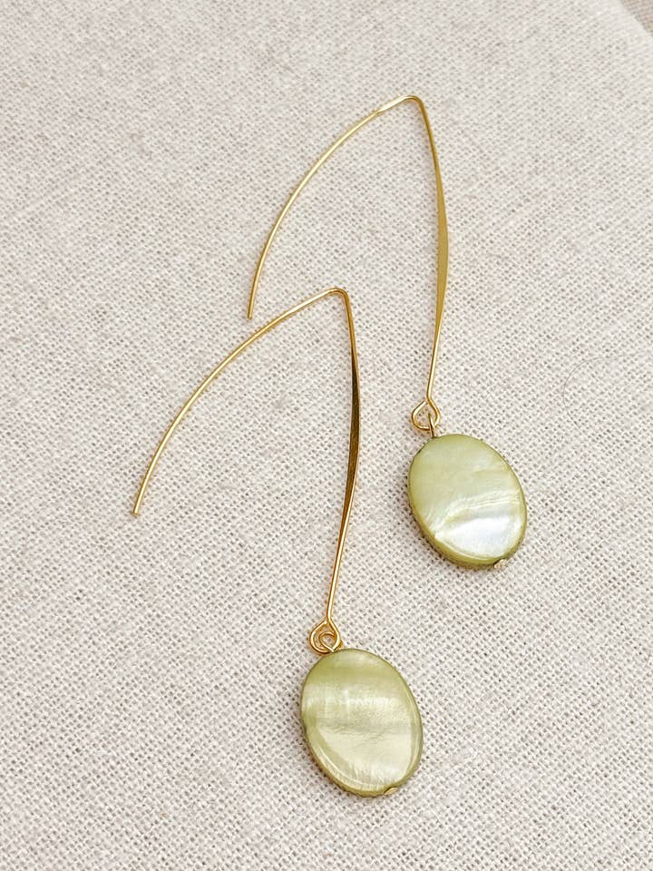 Ovale olijfgroene parelmoeren lange gouden oorbellen voor wholesale door Gracie Rose Designs