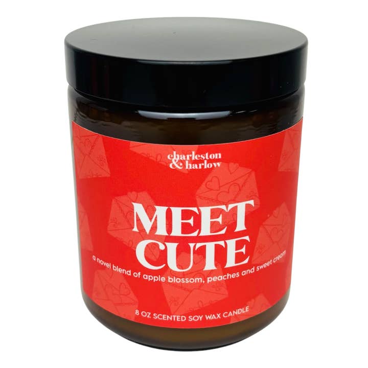 MEET CUTE Romantische Trope Boekachtige Sojawas Kaars voor wholesale door Charleston & Harlow Candle Co.