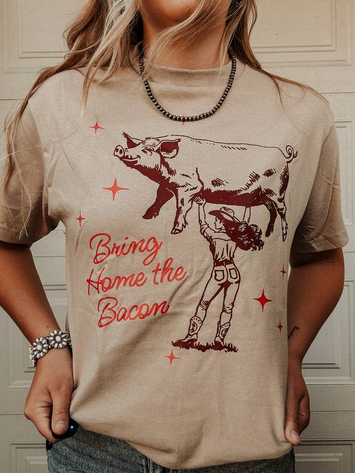 T-shirt graphique occidental "Ramener le bacon à la maison" pour la vente par Rustic Runaway LLC