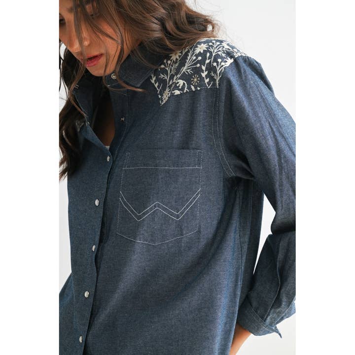CHAMBRAY FONCÉ CHEMISE EN JEAN BRODÉE À MANCHES LONGUES AVEC BOUTONS en vente sur Faire4