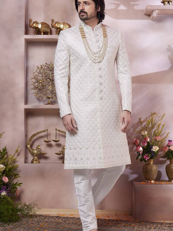 Krämfärgad konstsilke indo-västerländsk traditionell sherwani lång kurta & byxdräkt för män för bröllop - trådbroderiarbete för wholesale av HATKE BRIDE