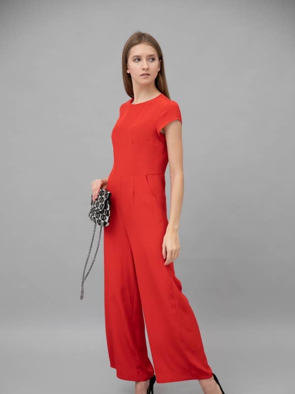 Zijden jumpsuit met wijde pijpen en kapmouwtjes in rood voor wholesale door Wear & Smile