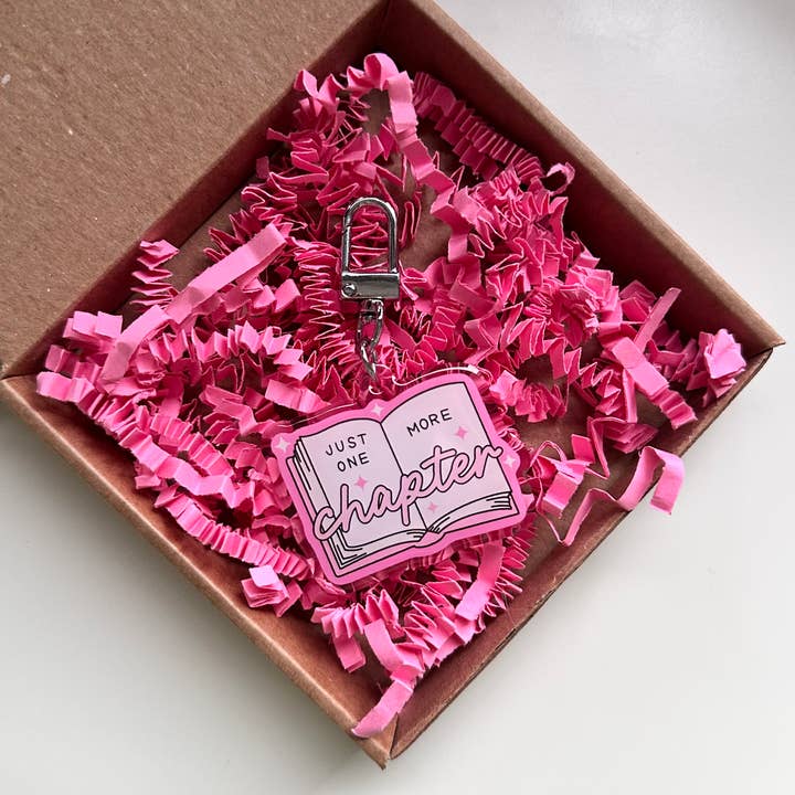 Kun ét kapitel mere Nøglering Bogorm Bogelsker Lyserød Gave for engroshandel hos Dolly’s Doodles