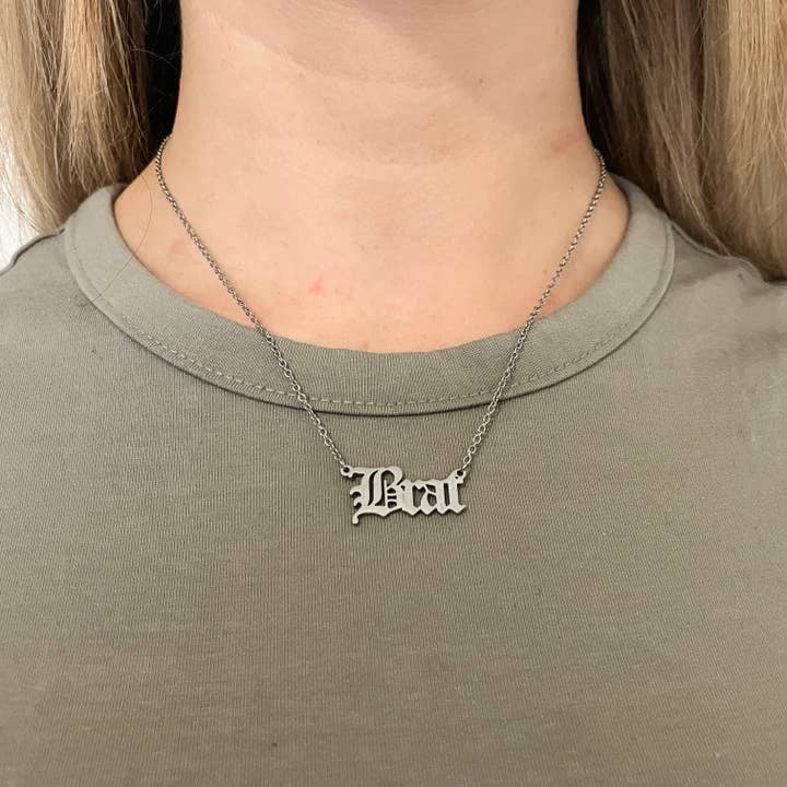 Gifts From The Crypt – Großhandel Kette mit Anhänger/Charm – Altenglische Brat-Halskette | Gotische Schrift Wort Zahlen Name