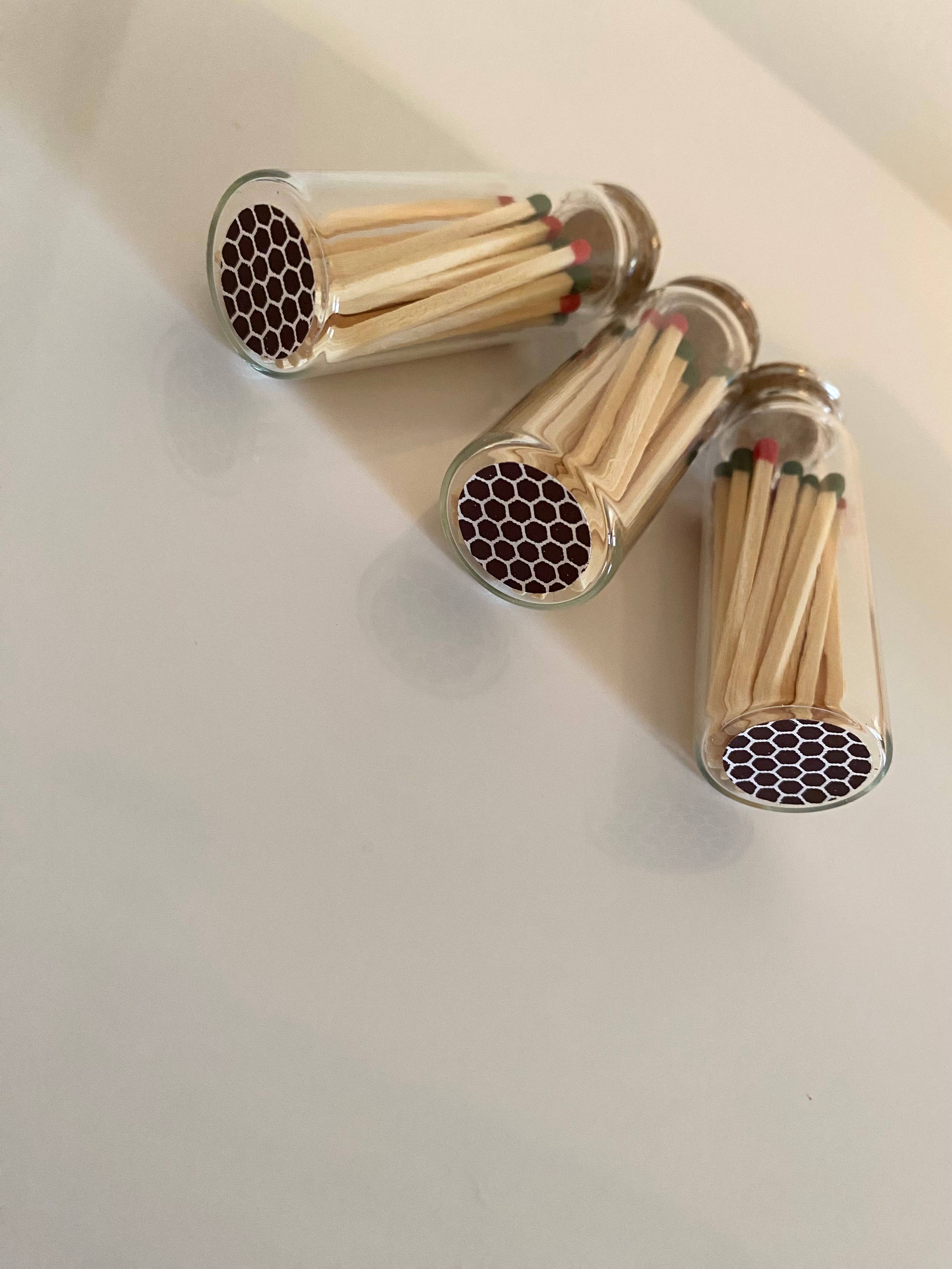 Candle Cabana – wholesale Tändsticka – 25 julfärgade tändstickor med färgade ändar i glasflaska med kork och tändyta3