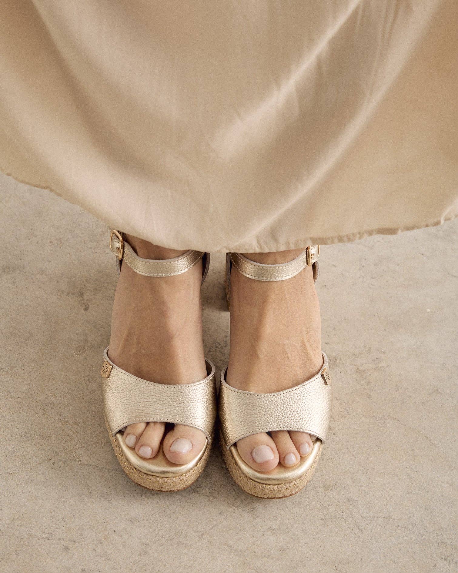 POPA - Wholesale Platform Heels - Women's - Daira Gold Laminated Galaxy Sandal1