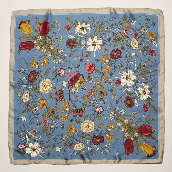 Foulard Carré Botanique Vintage à Fleurs – Écharpe en Satin à Imprimé Jardin Élégant pour le Cou et les Cheveux pour la vente par Lilla Haven
