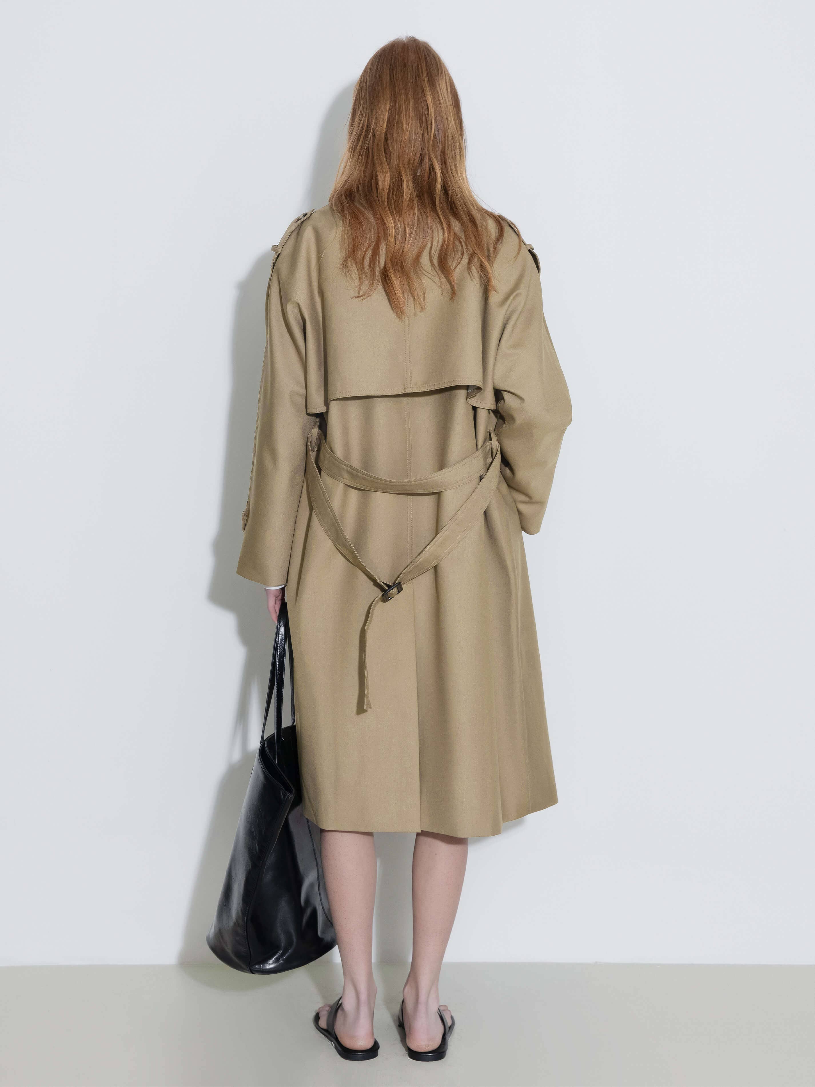 CUBIC – Großhandel Trenchcoat – Damen – Doppelreihiger Trenchcoat mit Gürtel in Khaki10