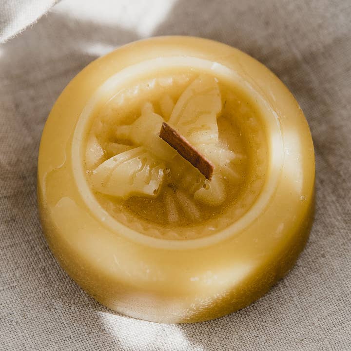 BEE WITH WOODWICK//VELA PERFUMADA DE CERA DE ABEJAS para venta al por mayor de Coral & Moss