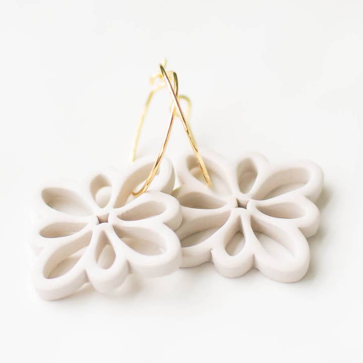 Blommiga dinglande lätta örhängen för wholesale av Blushes and Neutrals