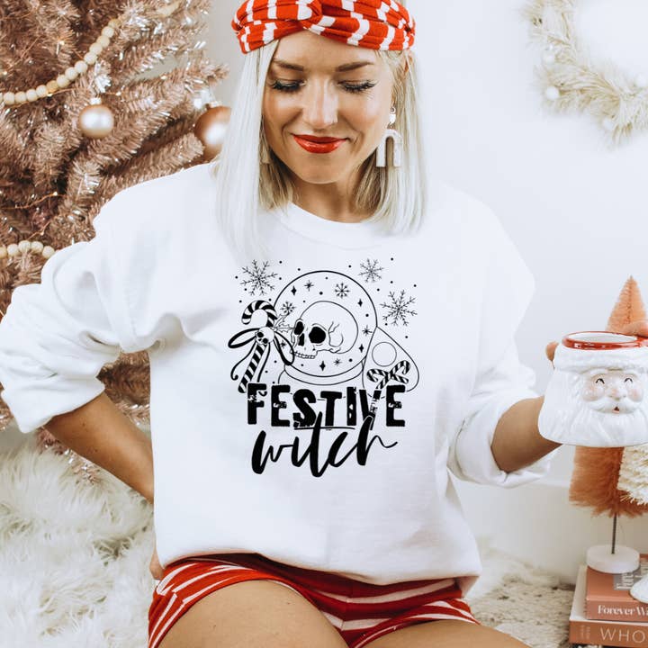 Sweat-shirt de Noël Festive Witch pour la vente par Londas Trendy Tees