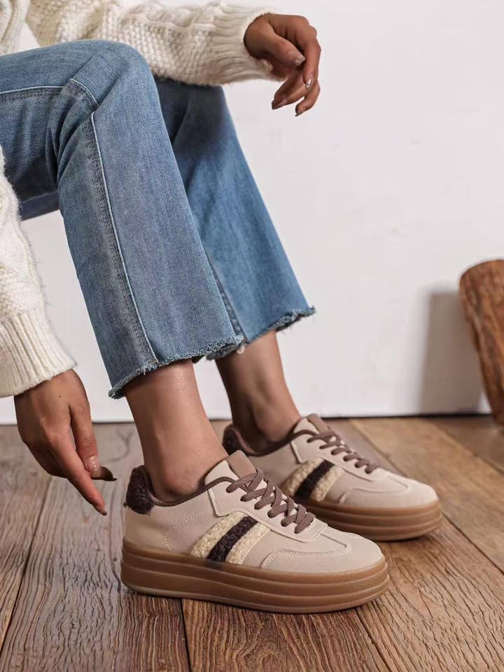 SWEET MAGIC MODA Y COMPLEMENTOS - Wholesale Lifestyle Sneakers - Women's - CASUAL SNEAKERS WITH WIDE SOLE IN FAUX LEATHER0