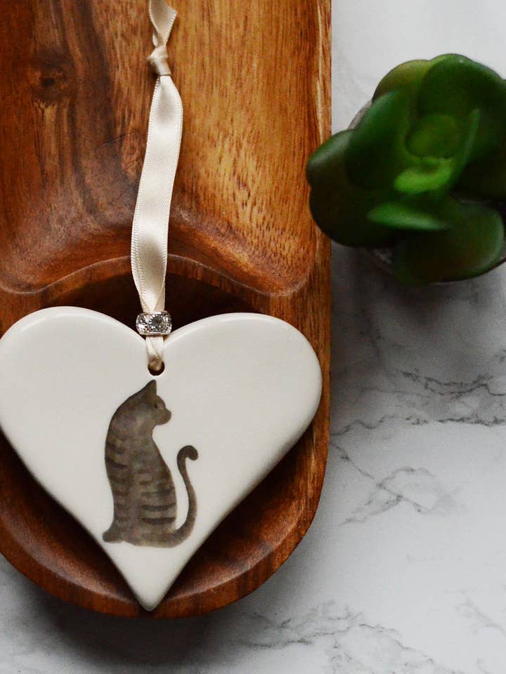 Cœur en céramique chat pour la vente par Dimbleby Ceramics
