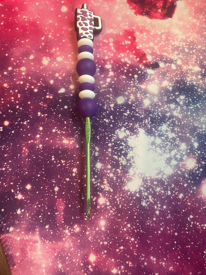 Aguja de ganchillo bovina morada para venta al por mayor de EliteWickedCreations