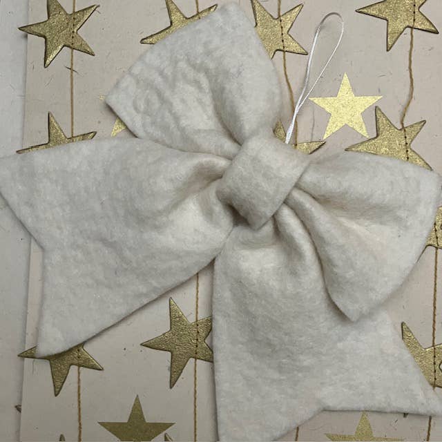 Luna-Leena - handmade in Nepal - Wholesale Ornament - grote strik hanger houder off-white - wolvilt - handgemaakt2