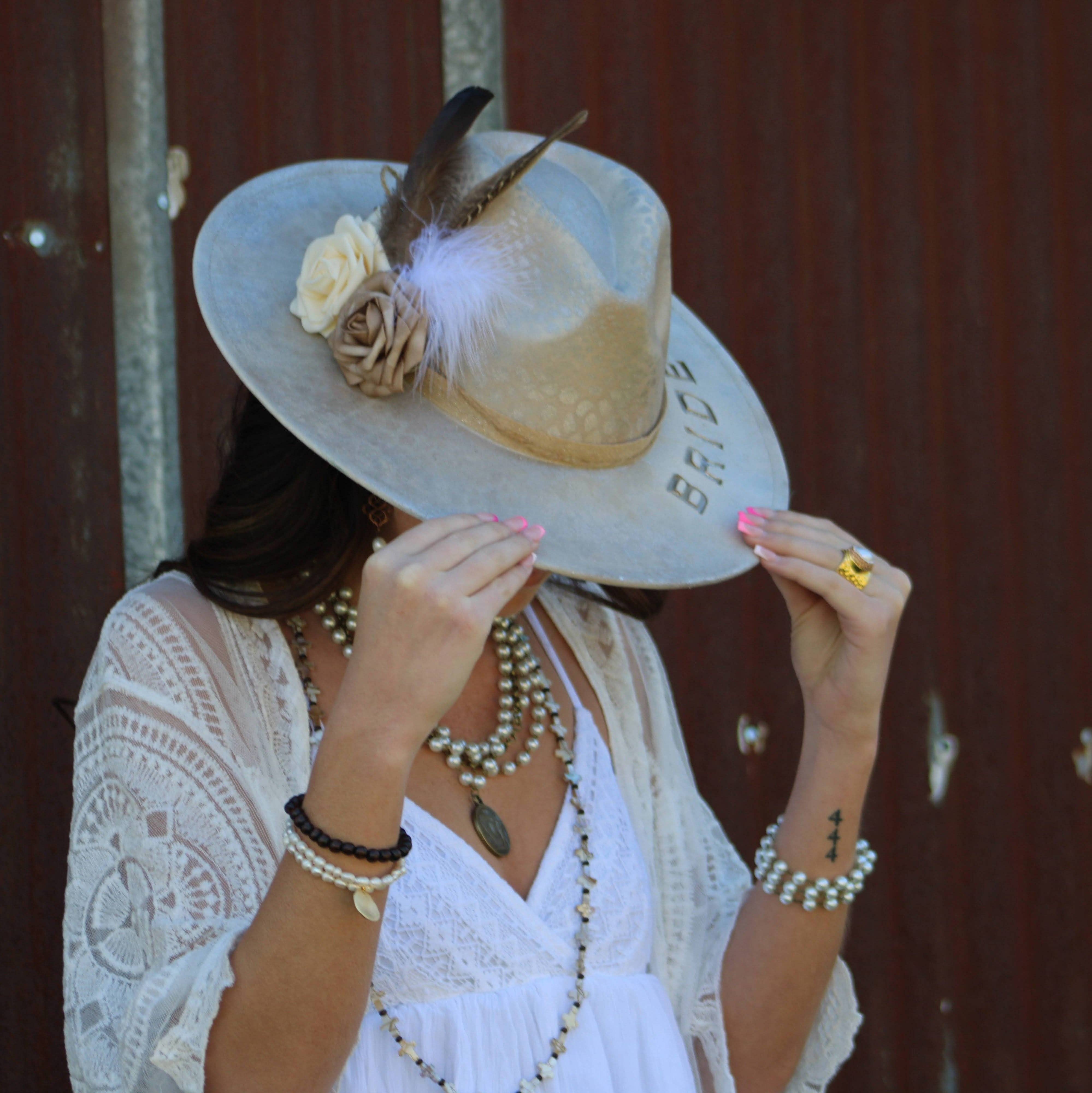 The Jewelry Junkie – Großhandel Perlenarmband – Süßwasserperlen-Armband mit matter Goldmünze 804m3